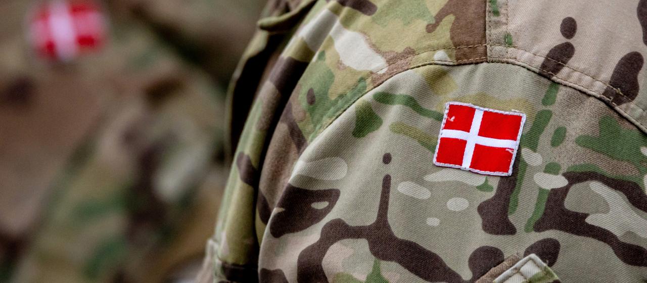 Dänische Soldaten stehen in Uniform. | EPA Dänische Soldaten stehen in Uniform.