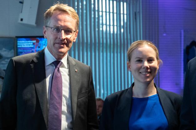 Daniel Günther (CDU), Ministerpräsident von Schleswig-Holstein, mit der Journalistin und Autorin Julia Ruhs.
