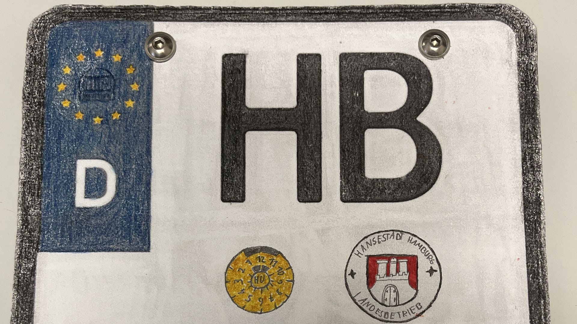 Das gemalte Kennzeichen: Zum Städtekürzel "HB" für Bremen zeichnete der Teenager fälschlicherweise eine Zulassungsplakette der Stadt Hamburg.