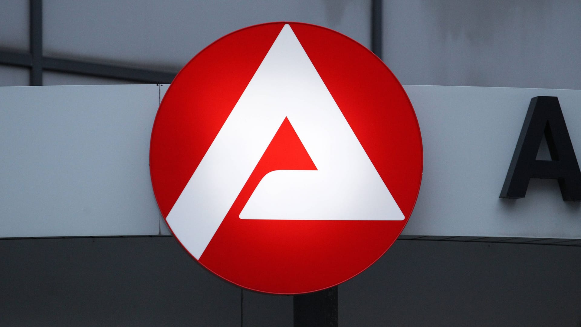 Das Logo der Agentur für Arbeit (Symbolbild): In Hamburg gab es im Oktober 2025 einen leichten Rückgang der Arbeitslosigkeit. Das Logo der Agentur für Arbeit (Symbolbild): In Hamburg gab es im Oktober 2025 einen leichten Rückgang der Arbeitslosigkeit.