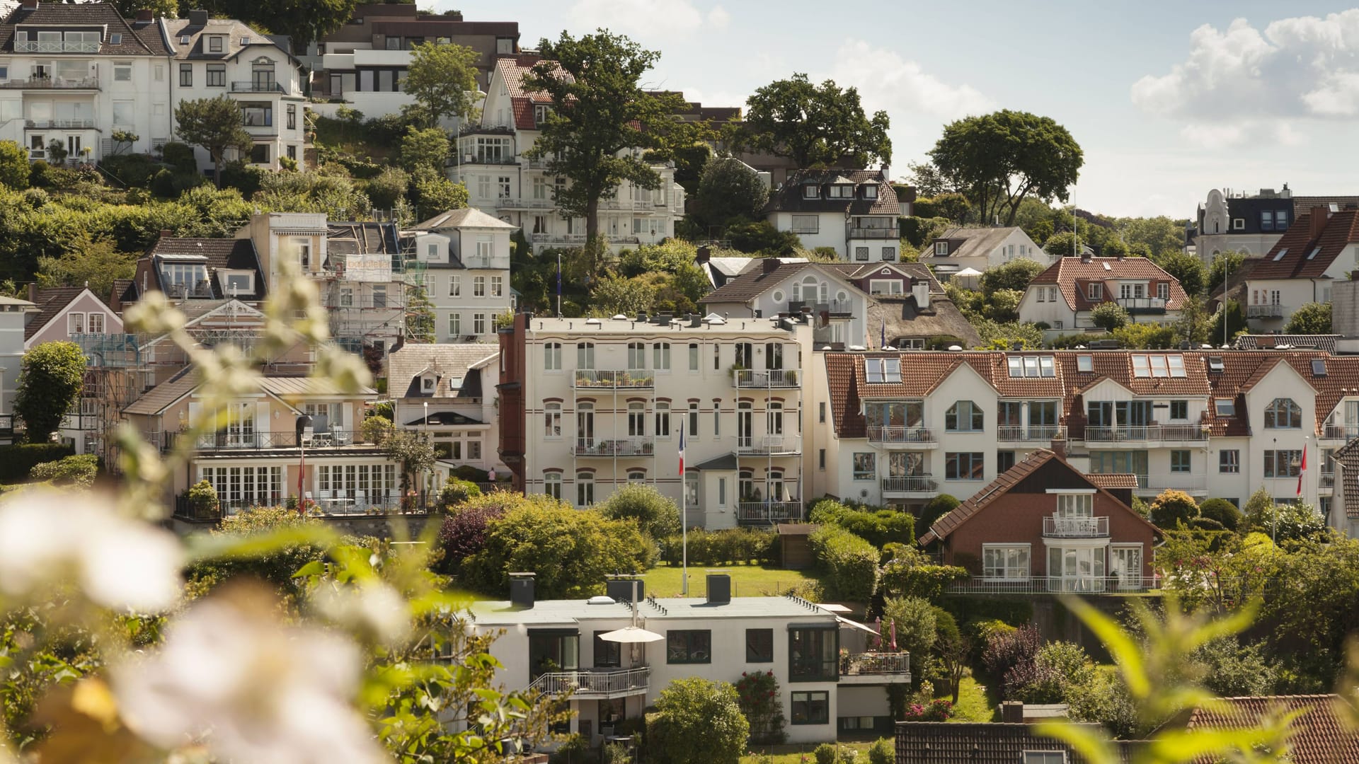 Das Treppenviertel in Blankenese (Symbolbild): Hamburger, die dort leben, sind sozial und wirtschaftlich eher gut gestellt. Das Treppenviertel in Blankenese (Symbolbild): Hamburger, die dort leben, sind sozial und wirtschaftlich eher gut gestellt.