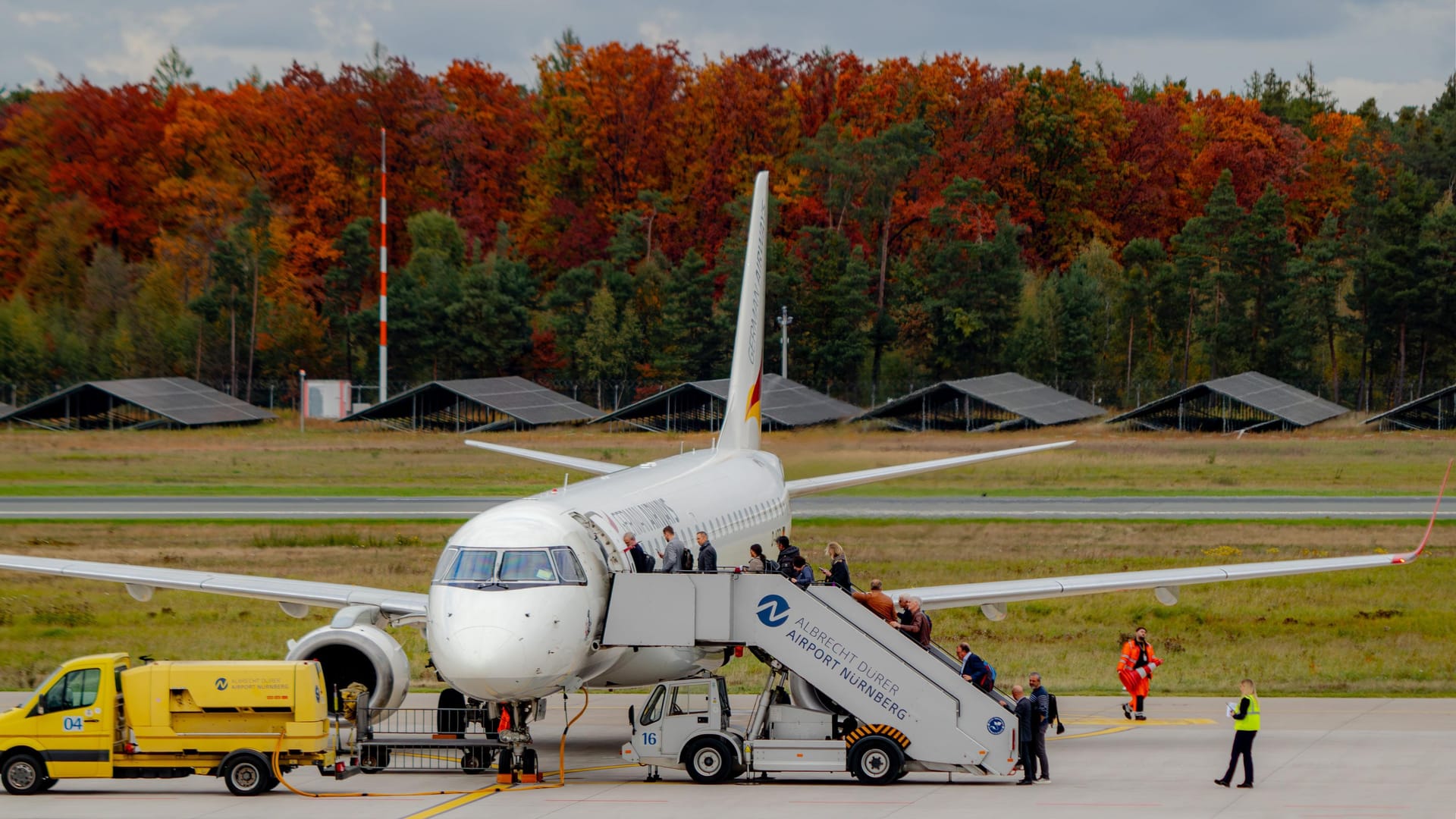 Das Vorfeld des Nürnberger Flughafens: Hinter der Startbahn und der Photovoltaikanlage beginnt der Reichswald – einige Bäume dort müssen jetzt weichen.