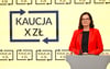 Die polnische Vizeministerin für Klima und Umwelt Anita Sowińska bei einer Pressekonferenz zum neuen Pfandsystem. Im Hintergrund das künftige Pfandsymbol für Verpackungen.