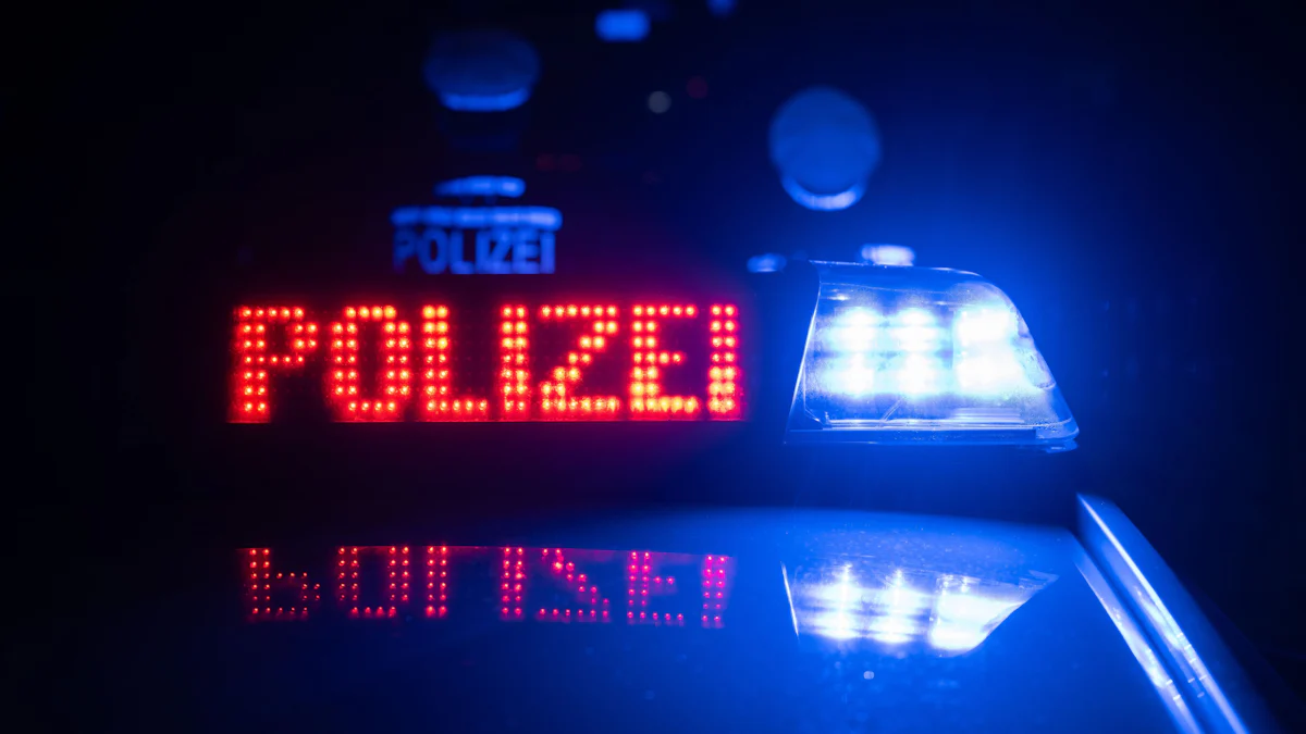Spätnachts bei Aiglsbach: Drei Bewaffnete überfallen Reisebus auf der A93 - Bayern