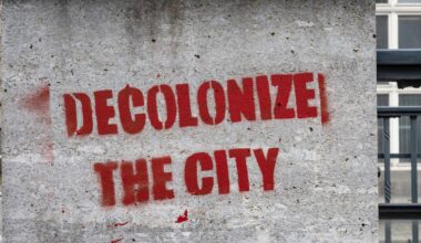 Ein Graffiti mit dem Schriftzug "decolonize the city" wurde an eine Botenpfeiler in Berlin gesprüht.