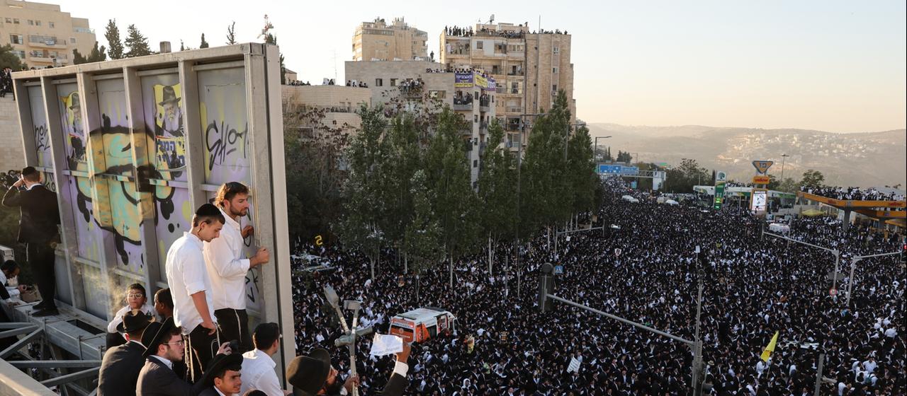 Zahlreiche Menschen demonstrieren in Jerusalem