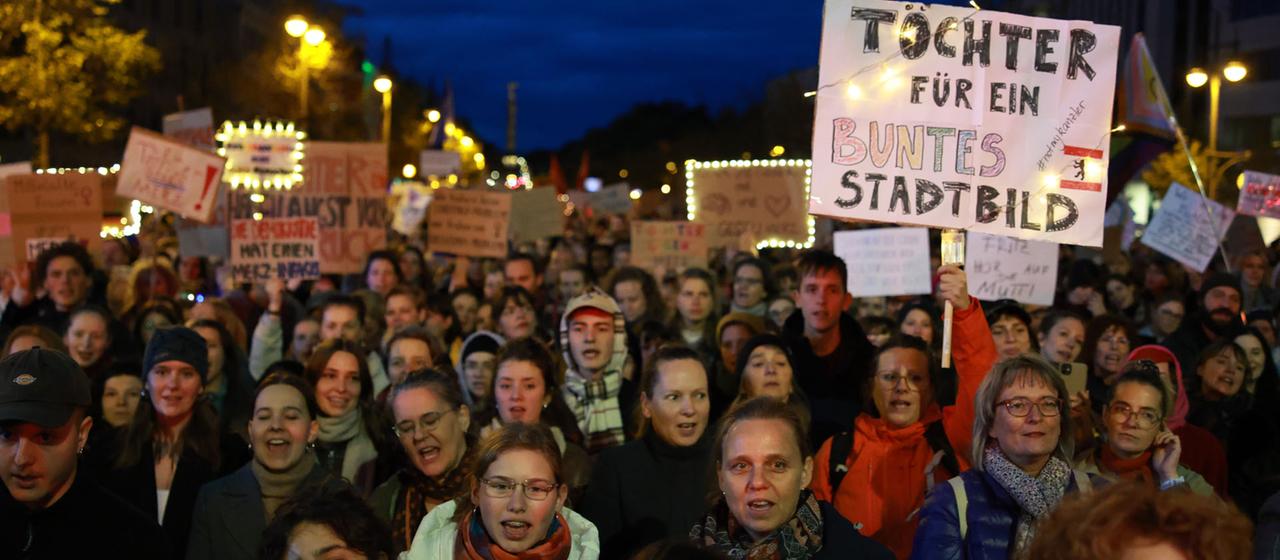 Demonstranten stehen mit Plakaten vor der CDU-Parteizentrale in Berlin.