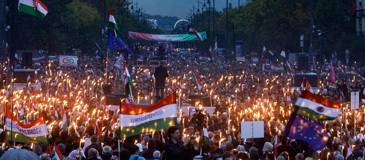 Zahlreiche Menschen nehmen an einer Demonstration auf dem Heldenplatz im Zentrum von Budapest teil. | AFP Zahlreiche Menschen nehmen an einer Demonstration auf dem Heldenplatz im Zentrum von Budapest teil.
