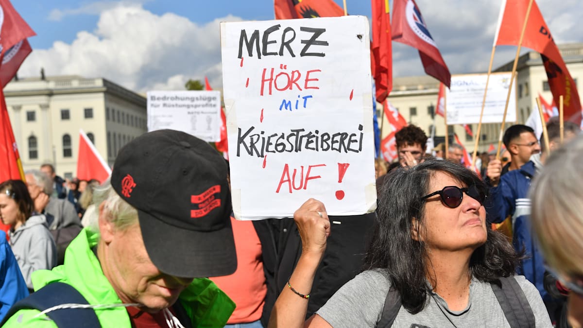 Tausende bei Friedensdemo in Berlin – Stegner kritisiert Rüstungskonzerne