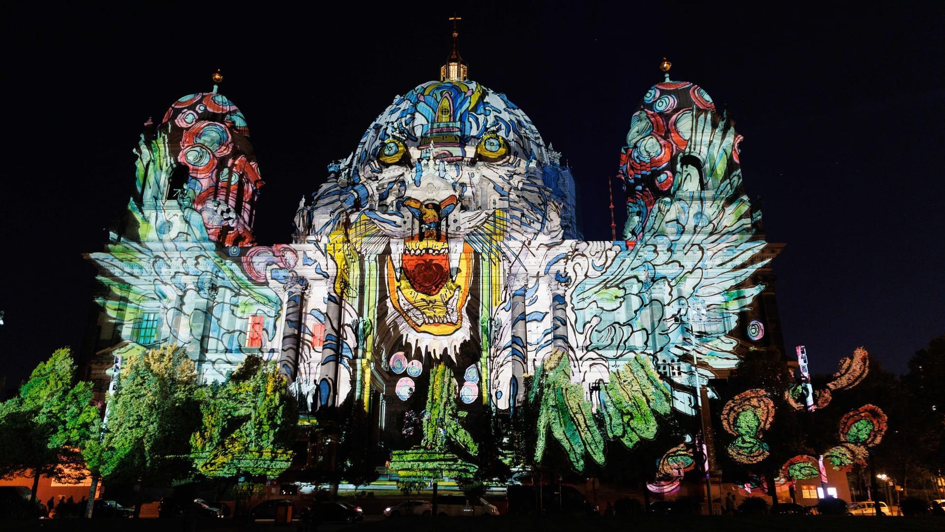 Der Berliner Dom wird während der Generalprobe für das 21. Festival of Lights Berlin angestrahlt: Das Motto in diesem Jahr lautet "Let's Shine Together".