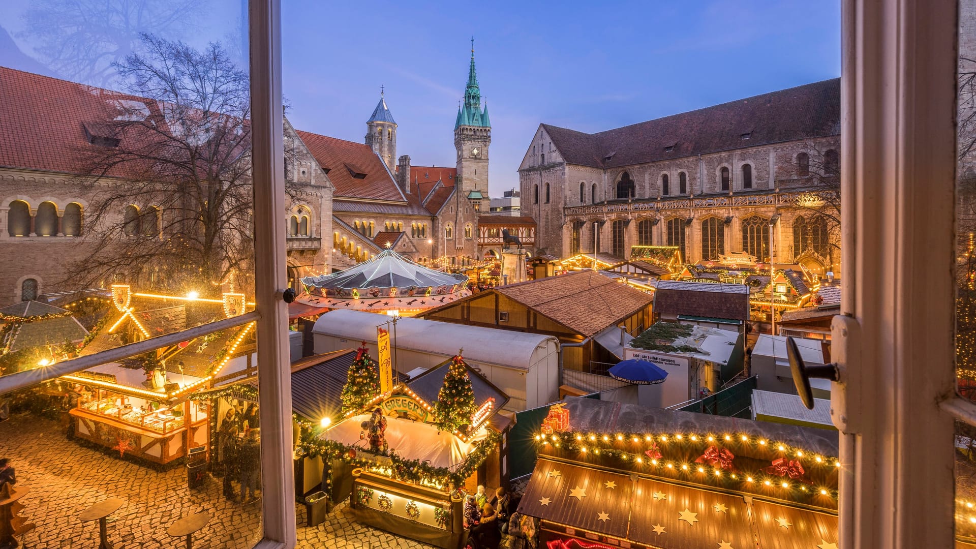 Der Braunschweiger Weihnachtsmarkt bei Nacht (Archivbild): Hier sind ab Ende November wieder viele Stände aufgebaut. Der Braunschweiger Weihnachtsmarkt bei Nacht (Archivbild): Hier sind ab Ende November wieder viele Stände aufgebaut.