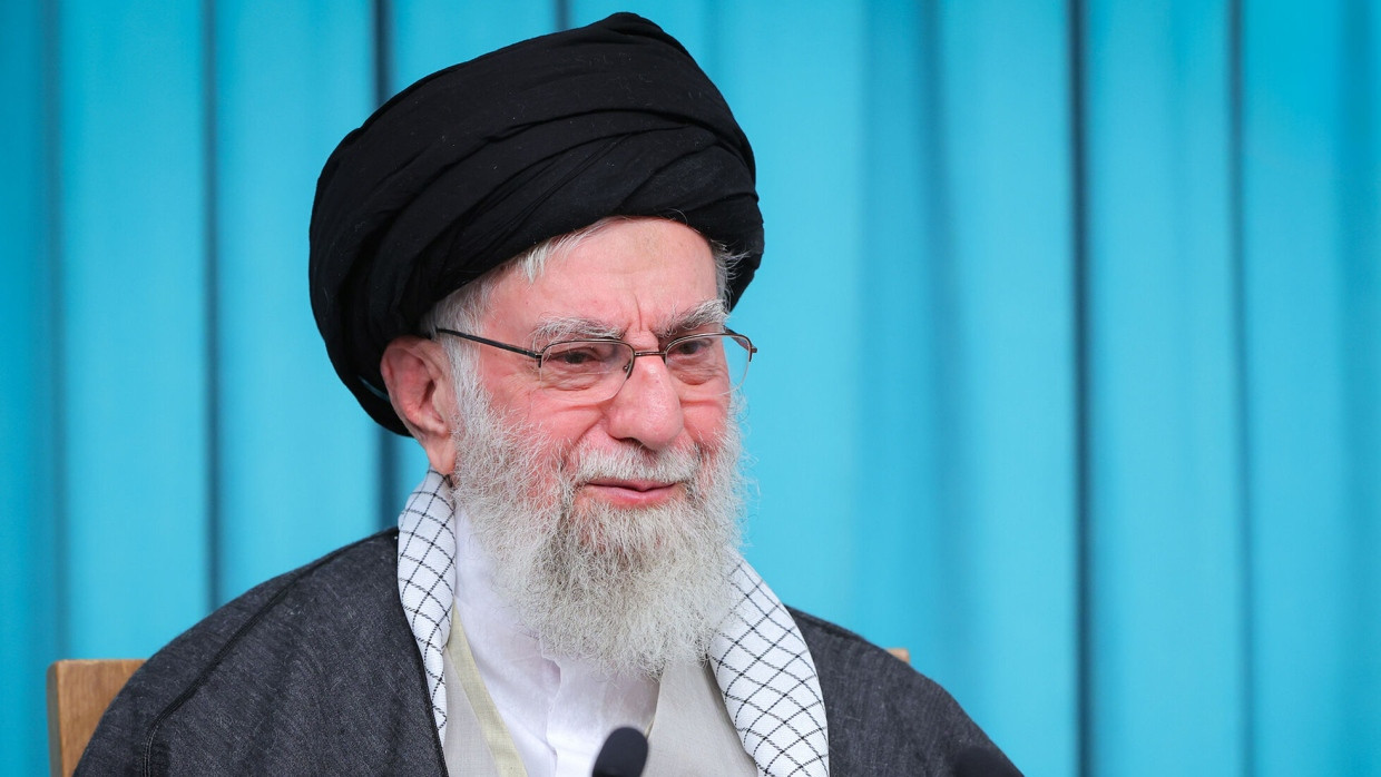 Der iranische Führer Ali Khamenei spricht auf diesem offiziell verbreiteten Foto im September 2025 im Fernsehen des Landes.
