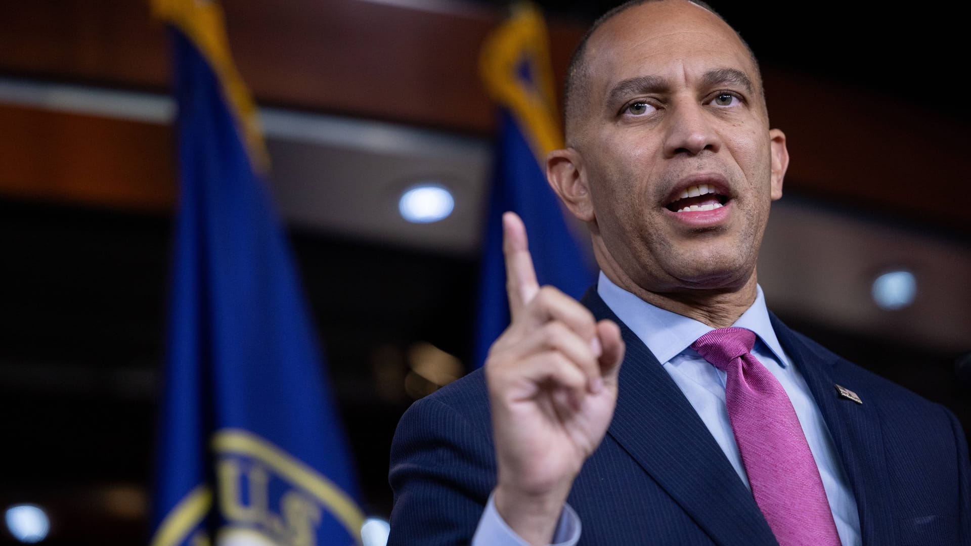 Der Minderheitsführer im US-Representantenhaus Hakeem Jeffries bei einer Pressekonferenz: Er kritisiert das Verhalten vonm US-Präsident Donald Trump. (Archivbild)