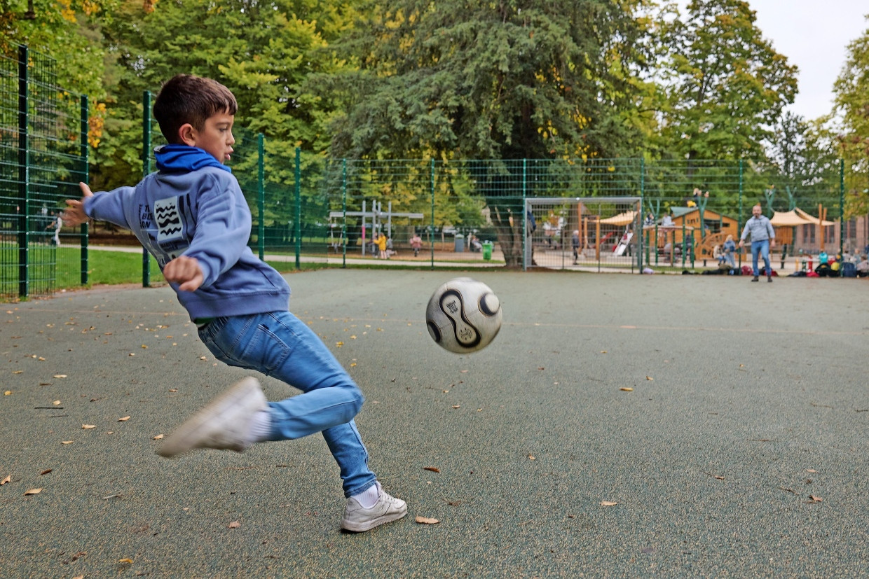 Der neun Jahre alte Gabriel Sanna hat den „Käfig“ im Günthersburgpark für sich entdeckt.