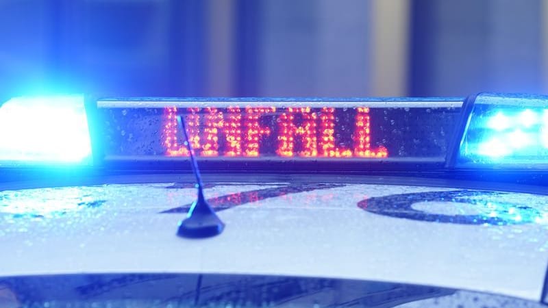Der Schriftzug "Unfall" ist neben dem Blaulicht auf dem Dach eines Polizeiautos zu lesen (Symbolbild): Die Autobahn musste in der Nacht in beiden Richtungen voll gesperrt werden. Der Schriftzug "Unfall" ist neben dem Blaulicht auf dem Dach eines Polizeiautos zu lesen (Symbolbild): Die Autobahn musste in der Nacht in beiden Richtungen voll gesperrt werden.