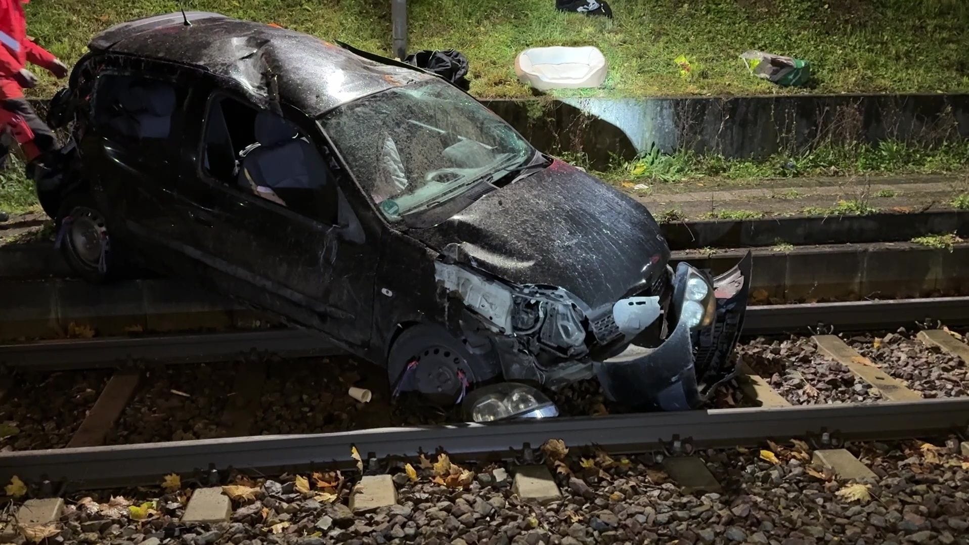 Der Unfallwagen in Karlsruhe: 25-Jähriger baut einen Unfall und lässt 16-jährige Beifahrerin verletzt zurück. Der Unfallwagen in Karlsruhe: 25-Jähriger baut einen Unfall und lässt 16-jährige Beifahrerin verletzt zurück.