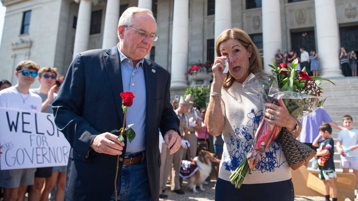 Der Universitätspräsident muss gehen: Mark Welsh und seine Frau Betty vor der A&M Universität in Texas bei einer Abschiedsfeier für Welsh am Freitag, den 19. September 2025