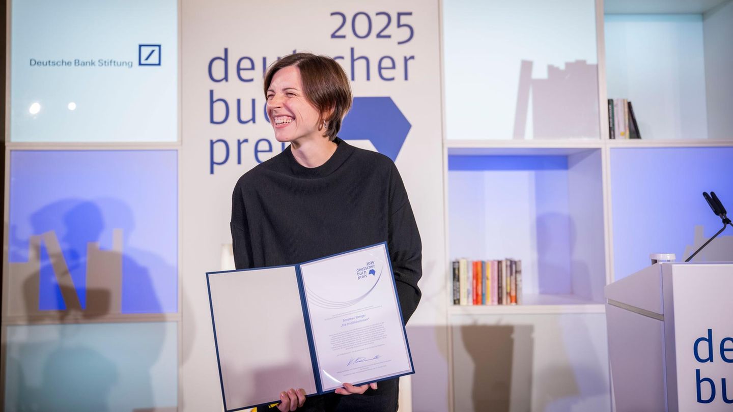 Die Schweizer Autorin Dorothee Elminger freut sich über ihre Auszeichnung mit dem Deutschen Buchpreis