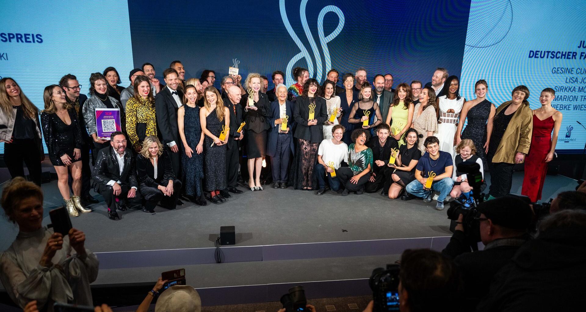 Alle Laudatoren und Preisträger vom Deutschen Schauspielpreis stehen nach der Verleihung zusammen auf der Bühne. Der Preis wurde von der Schauspielgewerkschaft BFFS ins Leben gerufen.
