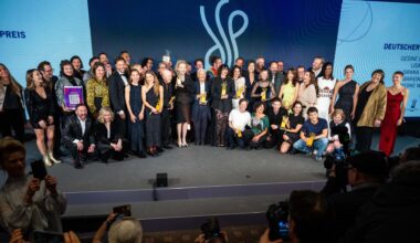 Alle Laudatoren und Preisträger vom Deutschen Schauspielpreis stehen nach der Verleihung zusammen auf der Bühne. Der Preis wurde von der Schauspielgewerkschaft BFFS ins Leben gerufen.