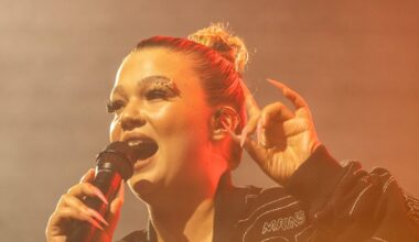 Nach Bühnen-Kollaps: Sängerin Lola Young pausiert überraschend ihre Karriere