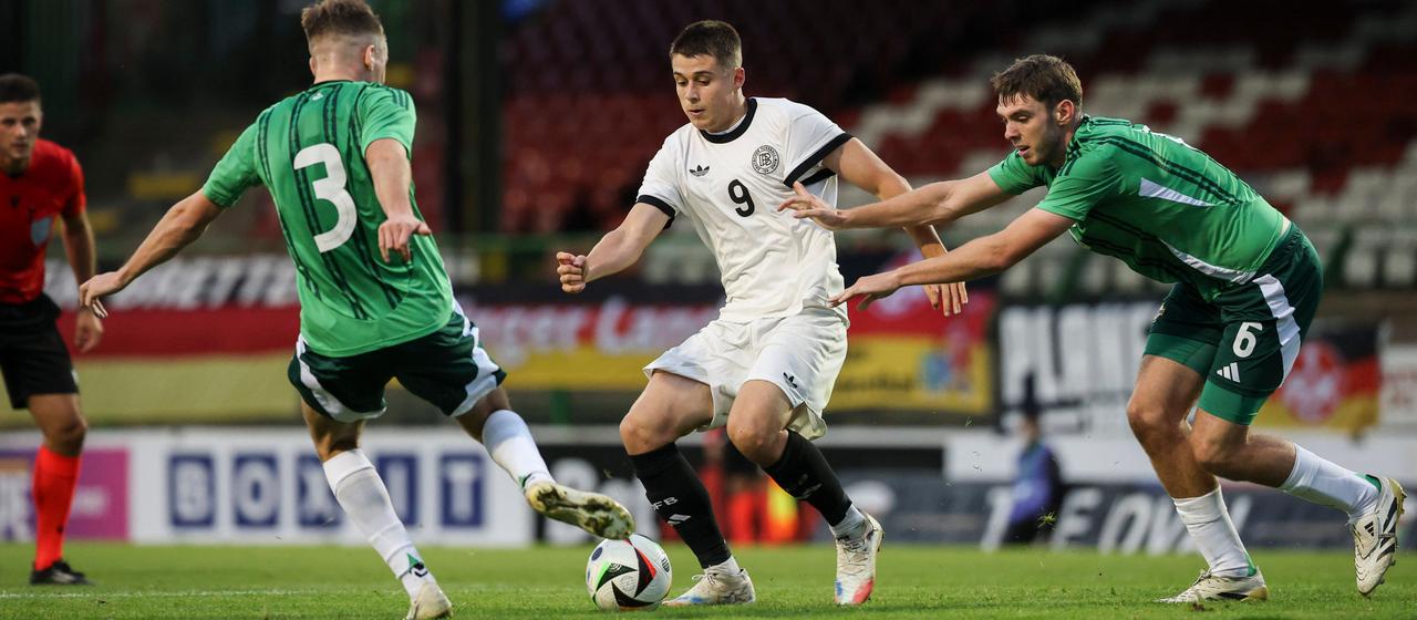Nicolo Tresoldi im Zweikampf | dpa Nicolo Tresoldi im Zweikampf