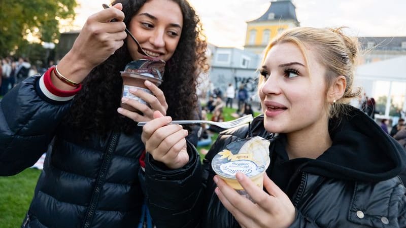 Diana von Böselager (l.) und Ella Parey haben nach eigenen Angaben zum Pudding-Essen mit der Gabel auf der Bonner Hofgartenwiese aufgerufen.