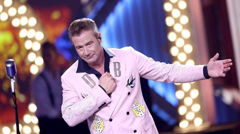 Dick Brave sings live at the Semper Opera Ball in Dresden. (Archive photo) / Photo: Rolf Vennenbernd/dpa