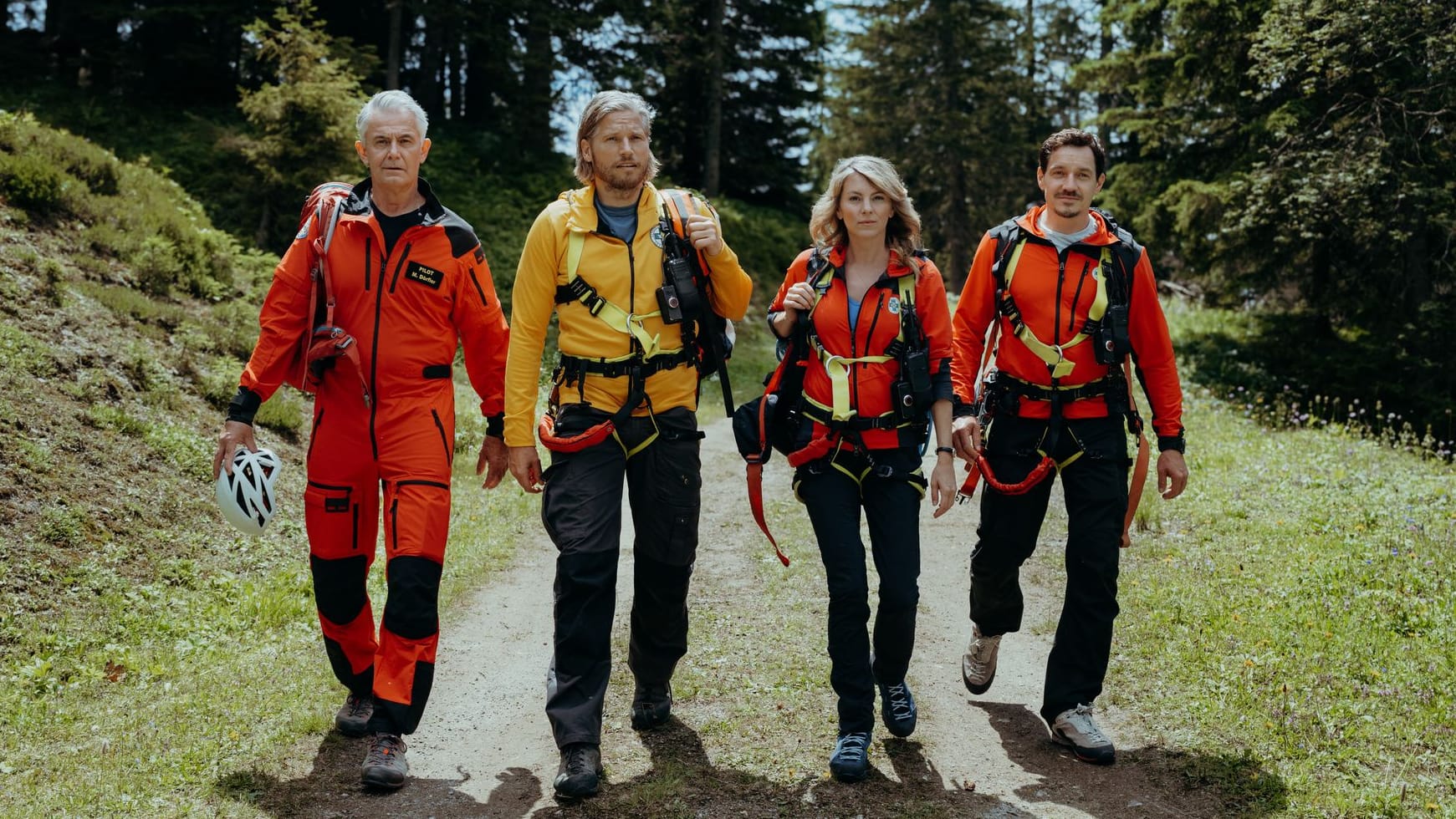 "Die Bergretter": Michi (Robert Lohr), Markus (Sebastian Ströbel), Katharina (Luise Bähr) und Tobi (Markus Brandl). "Die Bergretter": Michi (Robert Lohr), Markus (Sebastian Ströbel), Katharina (Luise Bähr) und Tobi (Markus Brandl).