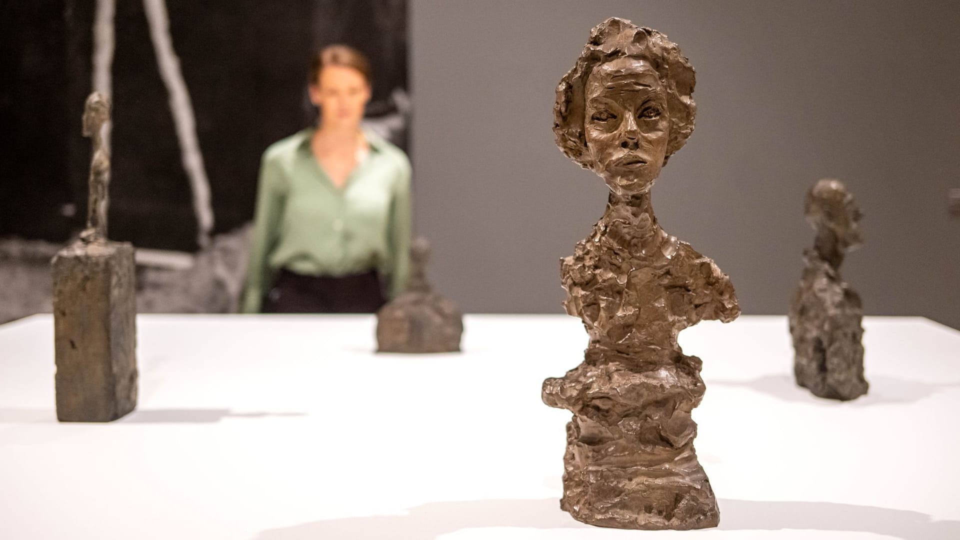 Die "Büste von Annette IV" ist in der Ausstellung "Alberto Giacometti. Das Maß der Welt" zu sehen. Die Kunsthalle Bremen zeigt die Ausstellung bis zum 15. Februar 2026.