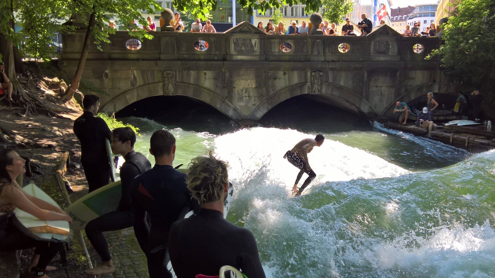 Die Eisbachwelle (Archivbild): Der Surfspot ist einer der Tourismusmagneten schlechthin in München.