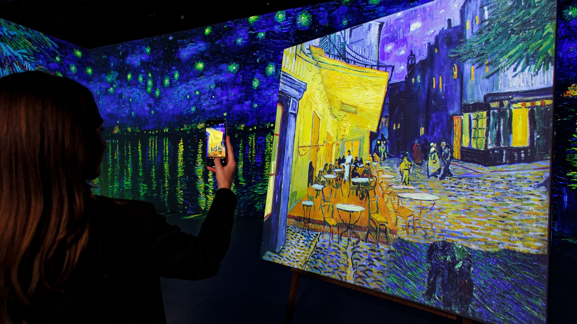 Die immersive Ausstellung „Vincent – Zwischen Wahn und Wunder“ beschäftigt sich mit den letzten Jahren des Malers Vincent van Gogh.