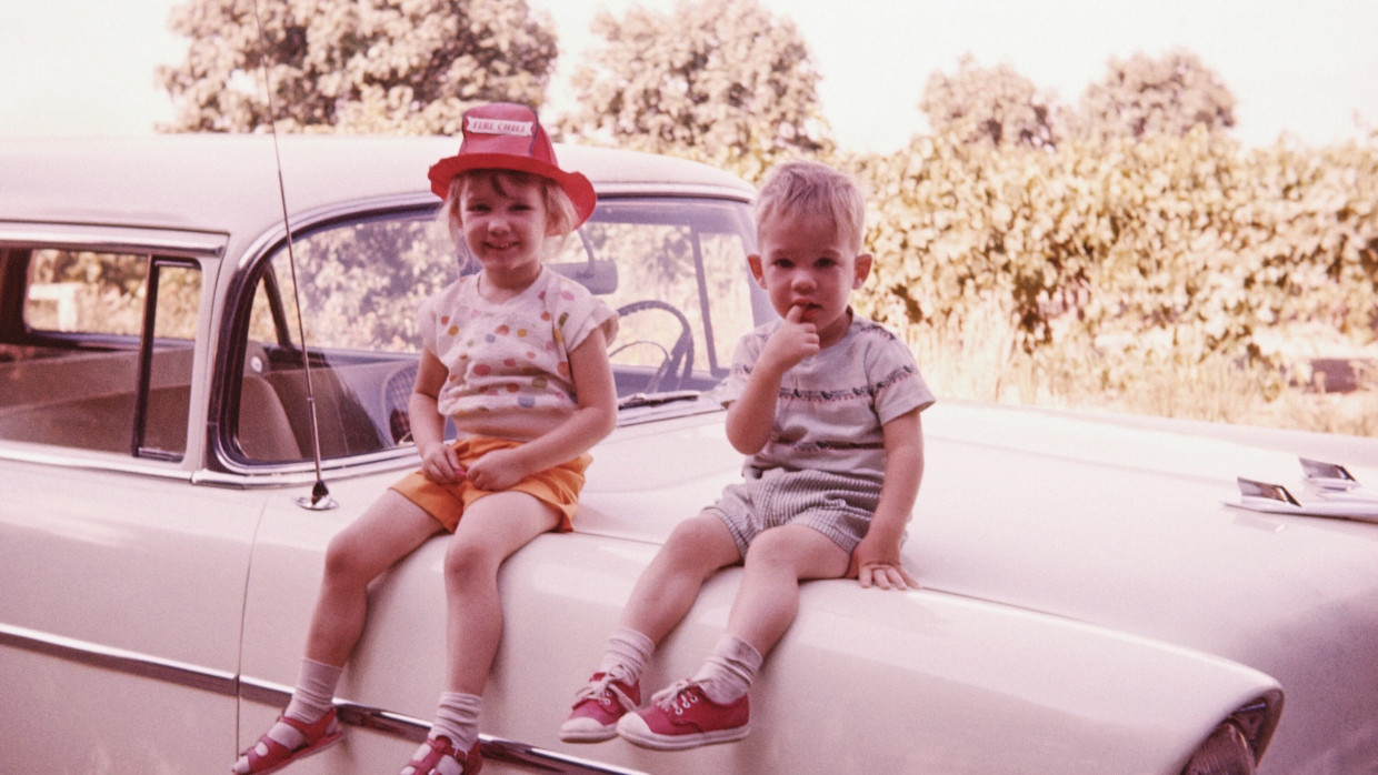 Die Kindheit als Land nostalgischer Sehnsüchte: Geschwister auf einem Oldtimer