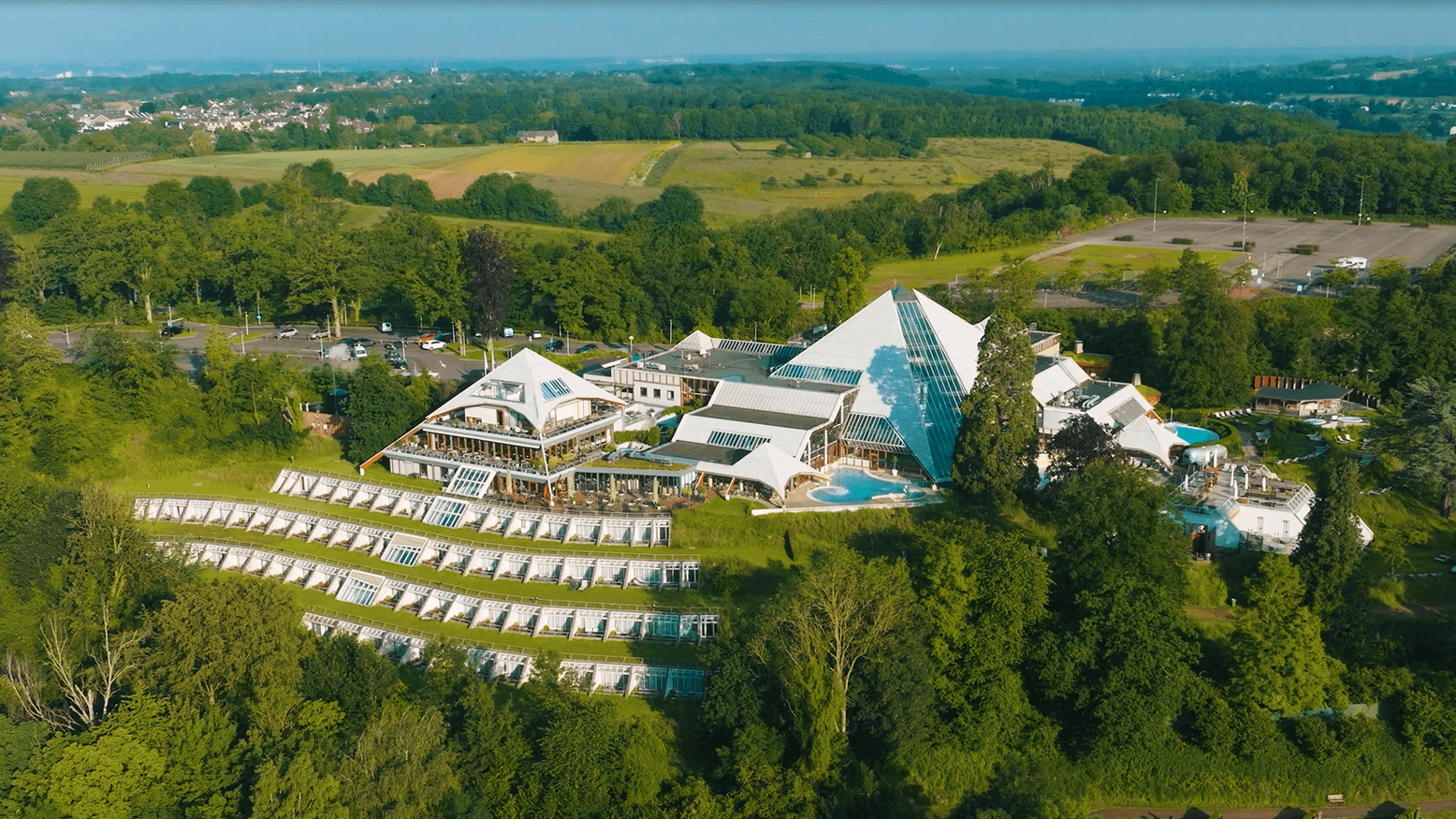 Weiter Ausblick: Inmitten der Limburger Hügellandschaft liegt die Thermae 2000.
