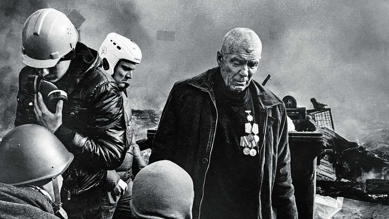 Die Orden sind alt, die Verheerungen neu: Eine von Oleksandr Glyadyelovs berührenden Szenen aus dem Ukrainekrieg