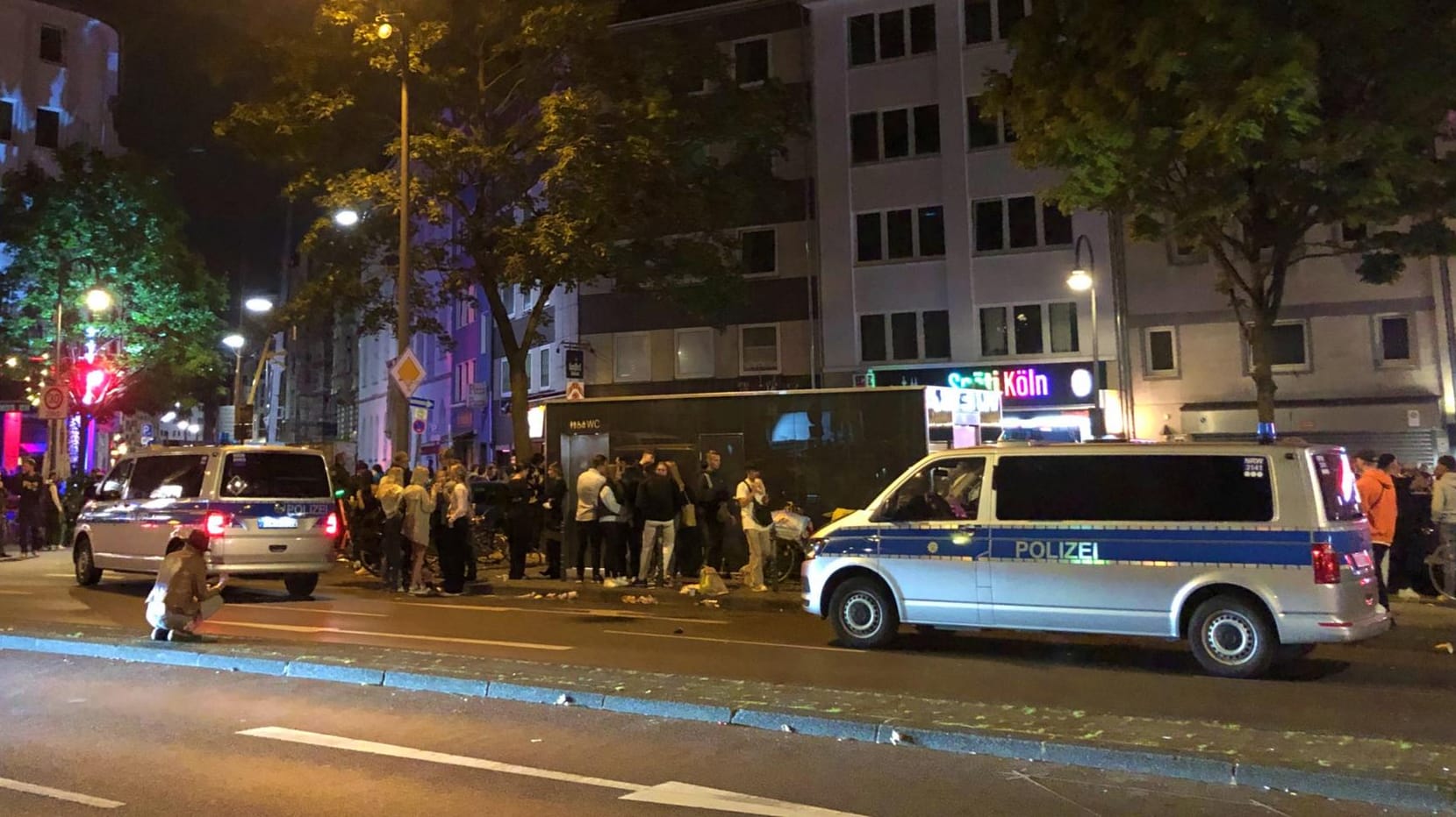 Die Polizei ist derzeit jedes Wochenende am Zülpicher Platz im Einsatz, wie hier am vergangenen Samstag: Jetzt wurden bei einer Schlägerei Polizisten verletzt. Die Polizei ist derzeit jedes Wochenende am Zülpicher Platz im Einsatz, wie hier am vergangenen Samstag: Jetzt wurden bei einer Schlägerei Polizisten verletzt.