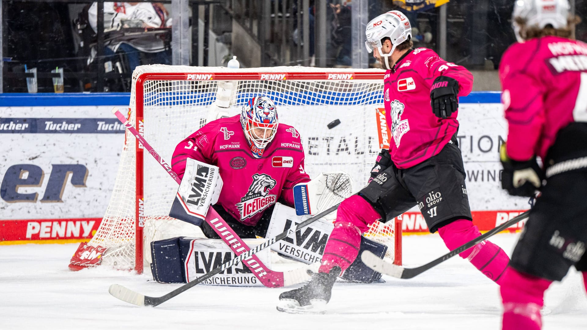 Die Spieler der Nürnberg Ice Tigers in der Partie gegen Mannheim (Archivbild): Die "Pinktober"-Trikots sollen in allen Heimspielen im Oktober zum Einsatz kommen.