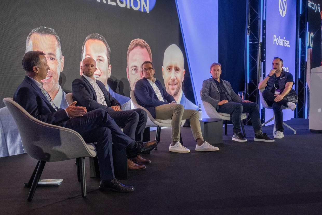 Diskutierten über KI-Infrastruktur: Adrian Müller (HP), Volker Ludwig (Digital Realty), Thimo Groneberg (AI Factory Frankfurt) und Jochen Papenbrock (Nvidia) mit Sebastian Heinz.