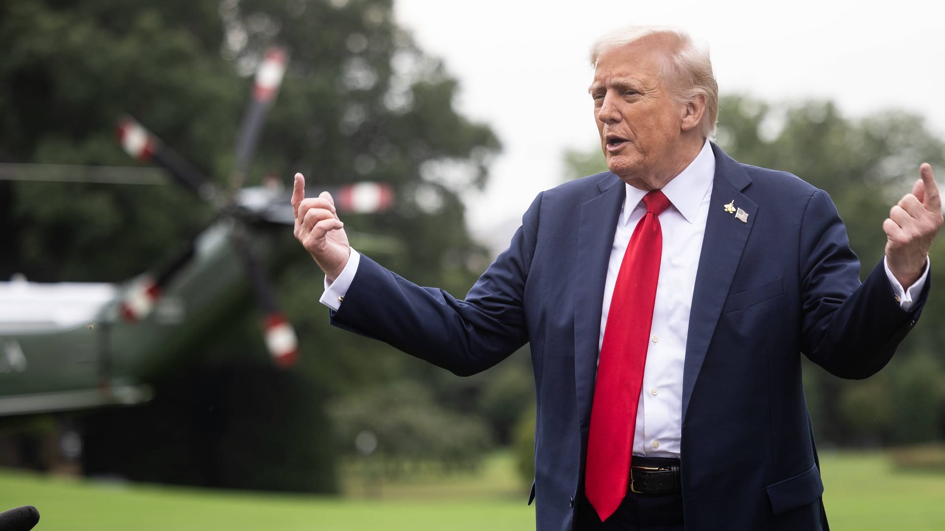 Donald Trump auf dem Rasen des Weißen Hauses (Archivbild): Der Präsident rechtfertigt den Schritt mit der hohen Zahl von Drogentoten.