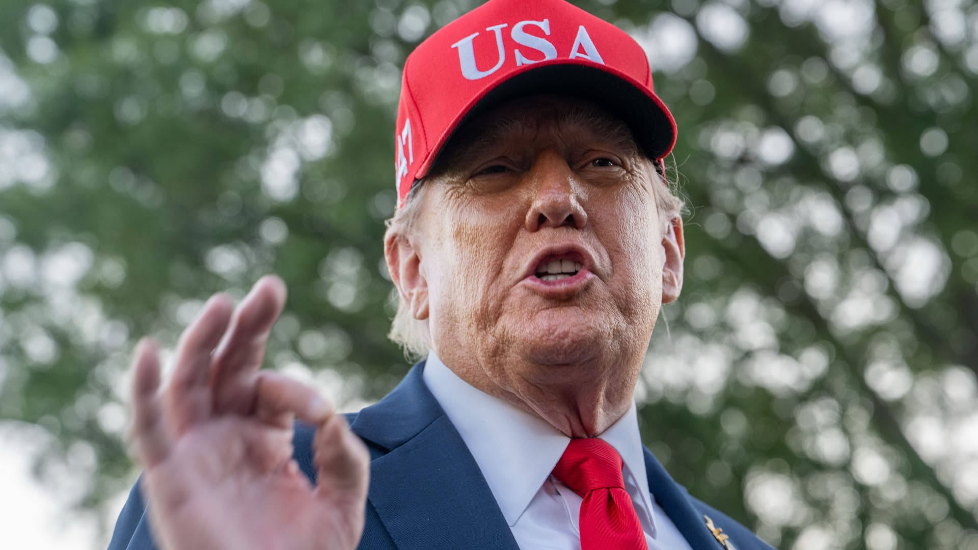 Donald Trump beantwortet auf dem Rasen vor dem Weißen Haus Fragen von Reportern (Archivbild).