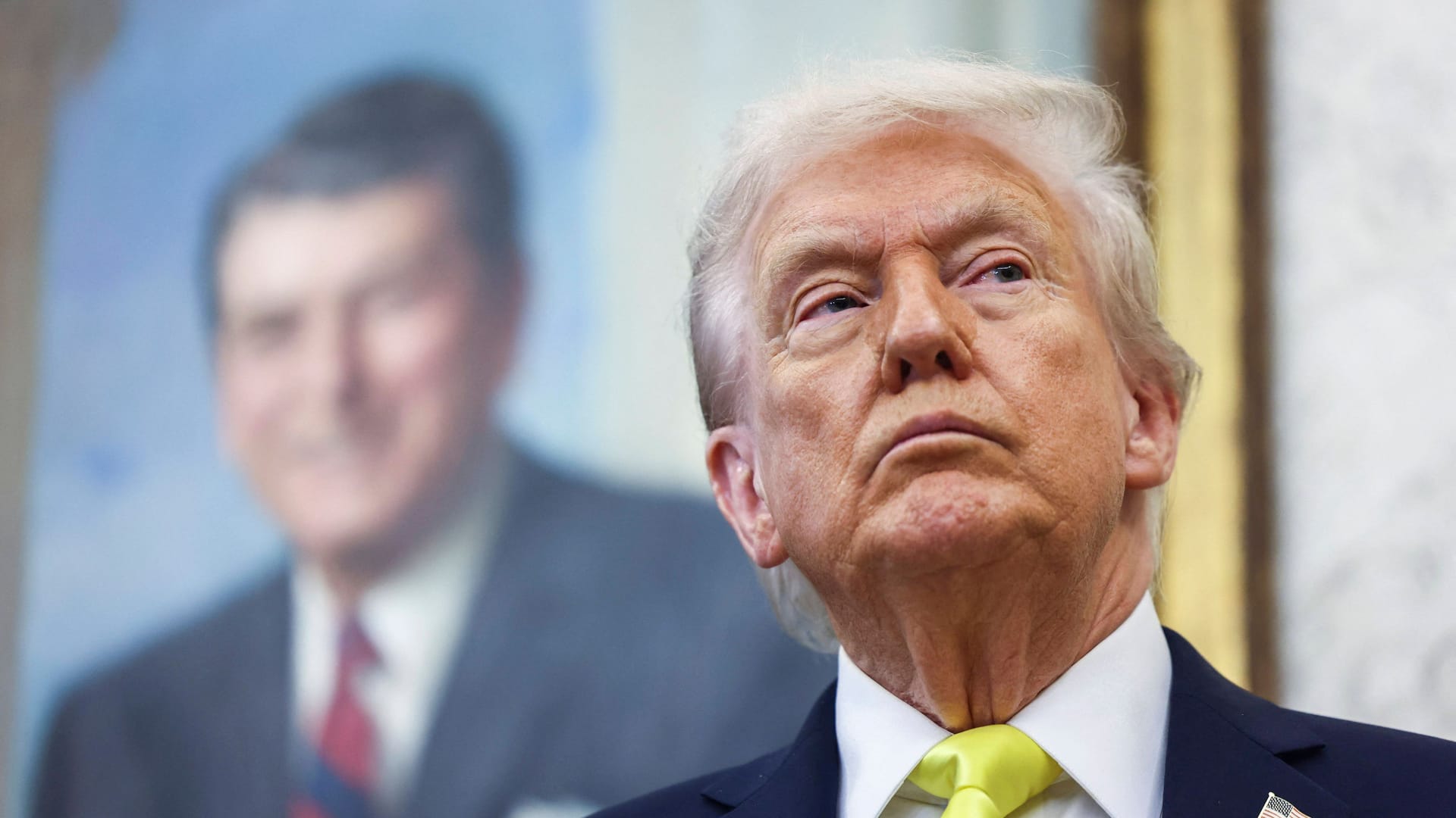 Donald Trump im Oval Office: Ein Gericht hat den geplanten Stellenabbau in der US-Verwaltung zunächst untersagt. (Archivbild)