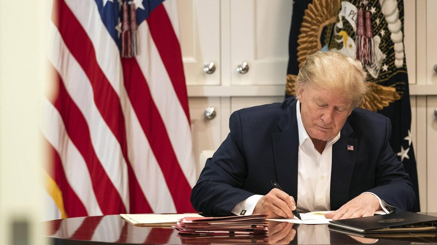 Donald Trump sitzt am Schreibtisch (Archivbild): Gegen den ehemaligen US-Präsident werden schwere Vorwürfe von einem Ex-Minister erhoben. Donald Trump sitzt am Schreibtisch (Archivbild): Gegen den ehemaligen US-Präsident werden schwere Vorwürfe von einem Ex-Minister erhoben.