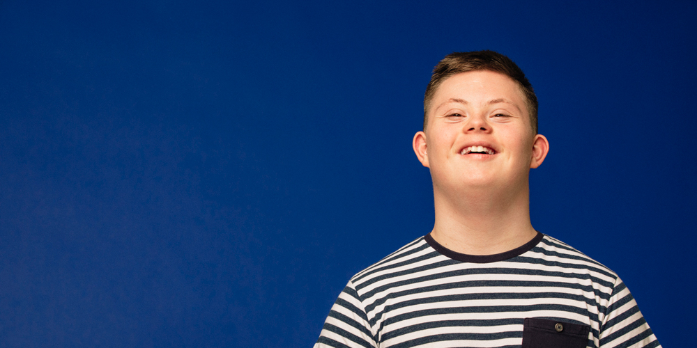 Foto eines jungen Mannes mit Down-Syndrom