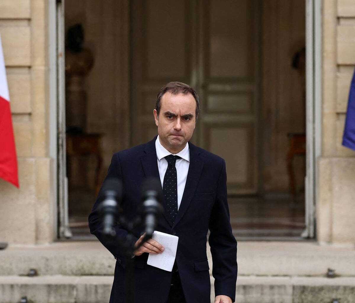 Zurückgetretener Premier soll in Paris Weg aus Krise finden