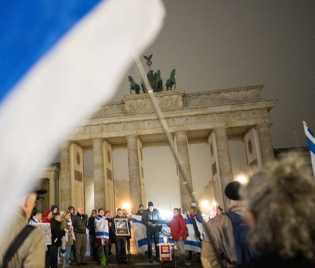 Gedenken in Berlin: Namen der Opfer vom 7. Oktober verlesen