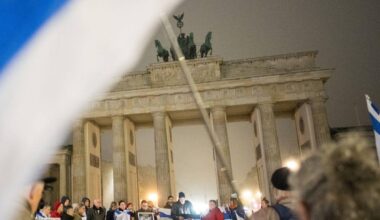 Gedenken in Berlin: Namen der Opfer vom 7. Oktober verlesen