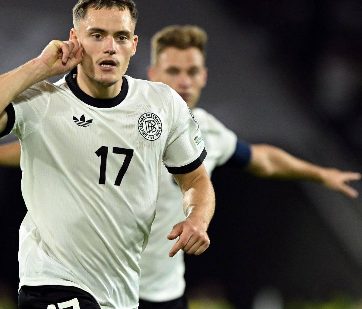 Florian Wirtz bekommt Trophäe als Fußballer des Jahres