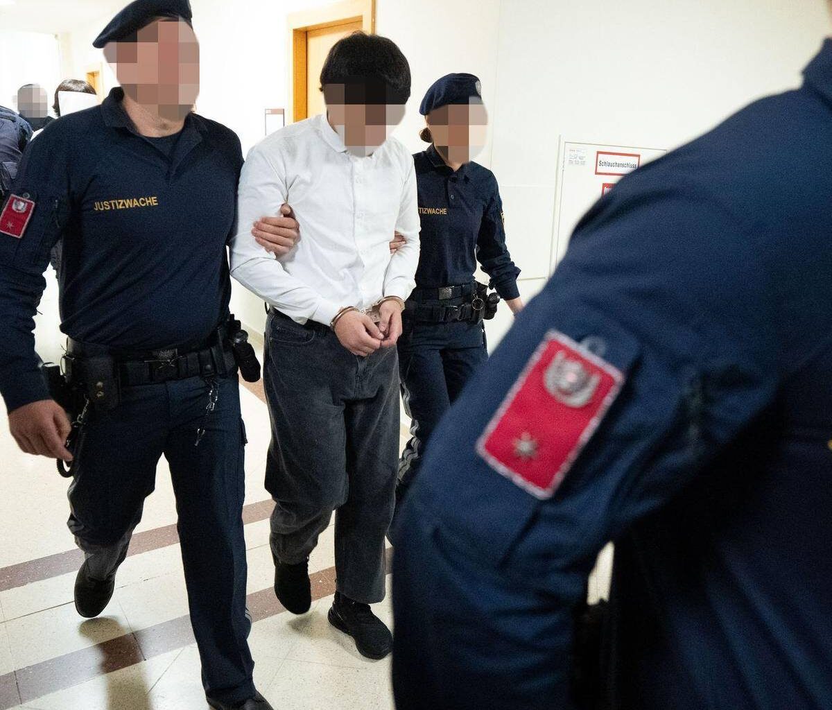 Lehrerin missbraucht und erpresst: Sechs Teenager verurteilt
