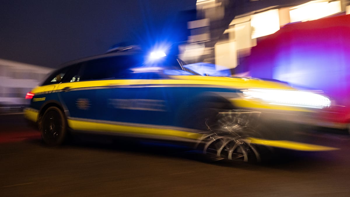 Gestohlener Transporter: Autodieb flüchtet in Hamburg vor der Polizei und kollidiert mit Linienbus