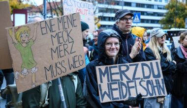 „Stadtbild“: „Merz, du Weidelsohn“ – Tausende demonstrieren in NRW und Baden-Württemberg gegen den Kanzler
